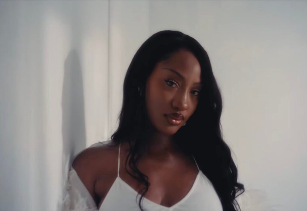 Tems’ New Pics Have Men Ready To Marry & Fans Listening To New EP