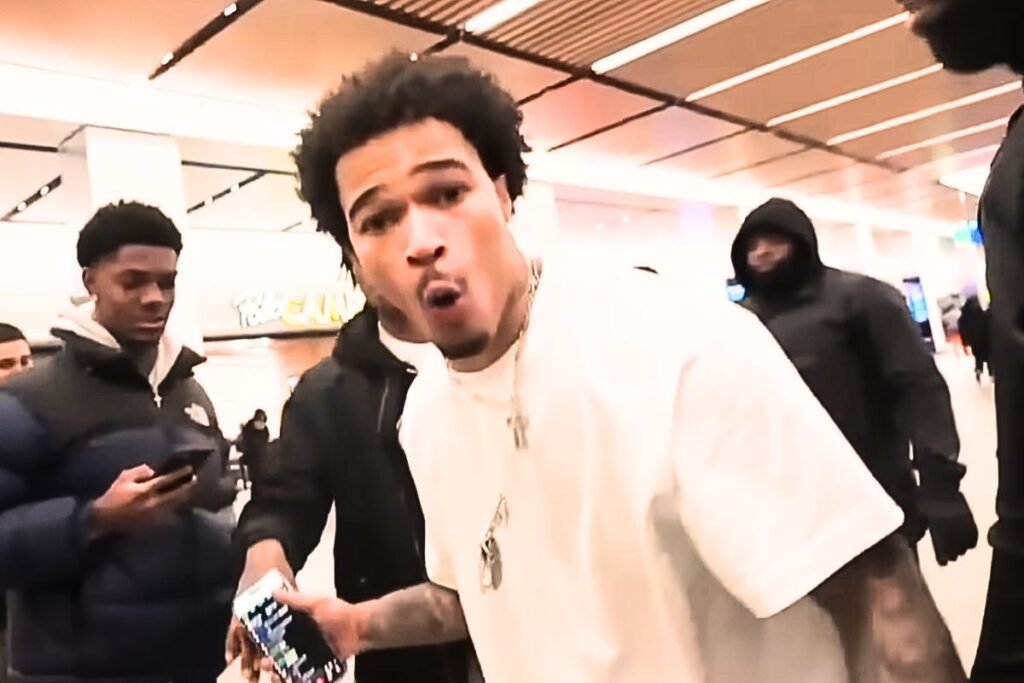 PlaqueBoyMax Suffers Brutal Wardrobe Fail In Front Of Thousands